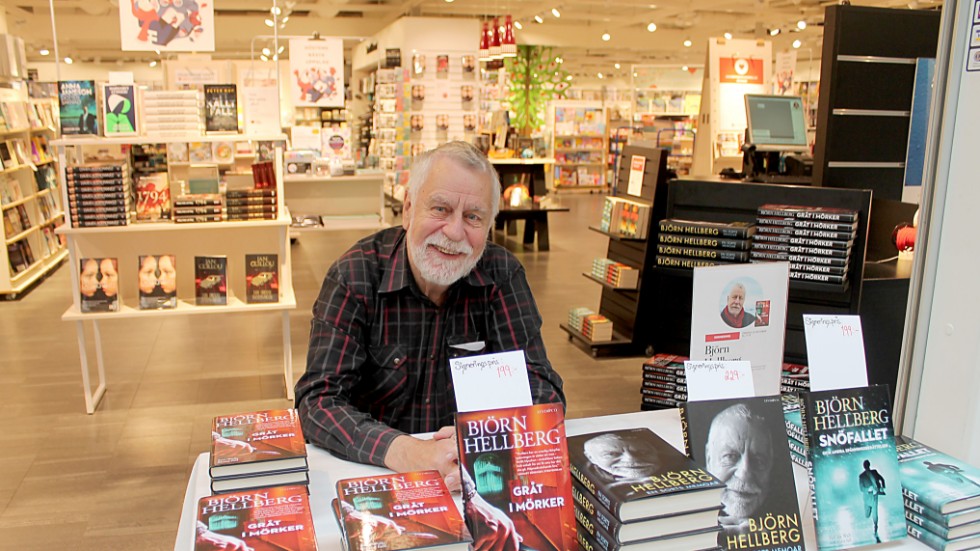 Björn Hellberg stannade till i Linköping och I-Huset under tisdagen och signerade några av sina böcker.