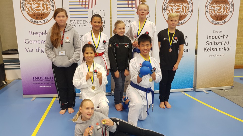 Här syns åtta av de tio från Eskilstuna Karateklubb som tävlade i Solna.
