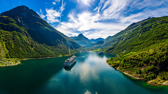 Veckolång kryssning genom Norges fjordlandskap