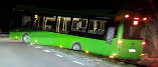 Buss gled ner i diket – fick bärgas