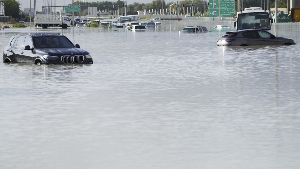 Kraftiga åskväder drog in över Förenade arabemiraten på tisdagen och på bara ett dygn fick staden Dubai över ett års regn, vilket ledde till att stora delar av motorvägarna och Dubais flygplats översvämmades.