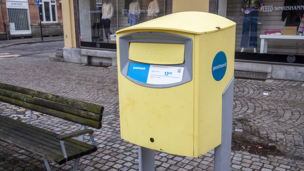 Skribenten är kritiskt till att postlådor inte töms på utsatt tid. PostNord svarar.