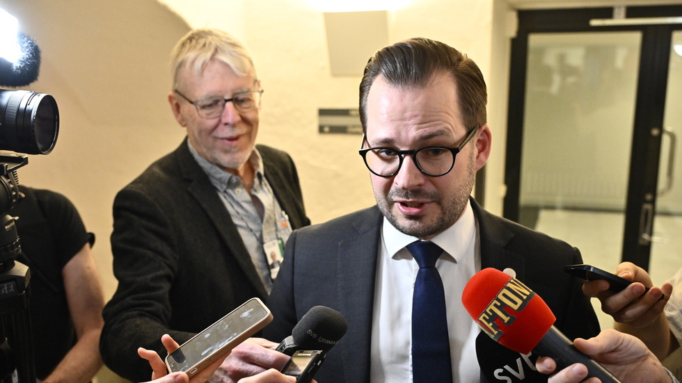 SD:s partisekreterare Mattias Bäckström Johansson (SD) berättar att partiet gjort "juseringar" efter synpunkter från Tidöpartierna. Det är inte mycket till avbön.