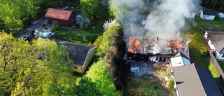 Villa i Mälarbaden brinner ner till grunden