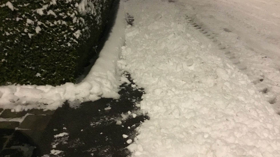 Först skottar fastighetsägaren trottoaren utanför sitt hus, sedan kommer kommunens snöröjare och kastar upp snö på den nyskottade trottoaren.