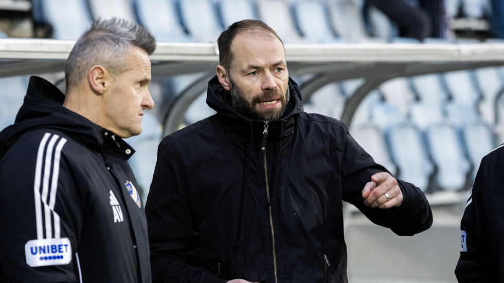 IFK Norrköpings assisterande tränare Azrudin Valentic och tränare Andreas Alm i samspråk.