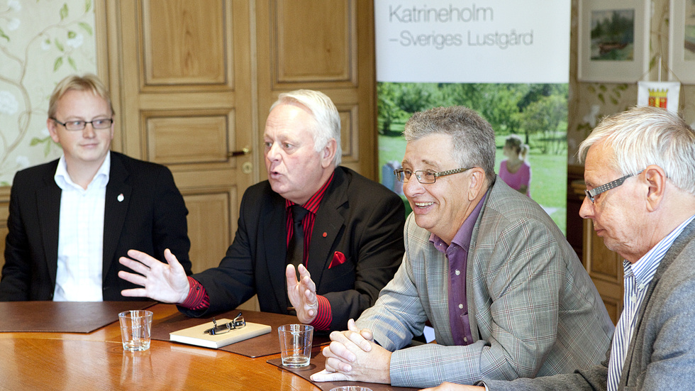 Här ser man bland annat tidigare kommunstyrelseordförande Göran Dahlström (S) och Moderaternas Lars Härnström, när de nyss beslutat att ingå samarbete för att styra Katrineholm 2010. 