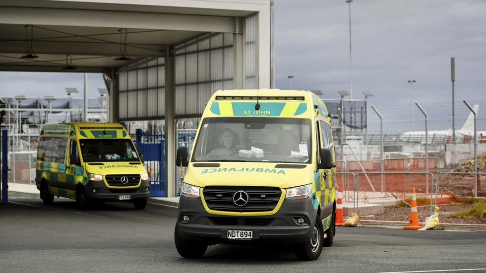 Ambulanser lämnar flygplatsen i Auckland efter att planet landat på måndagen.