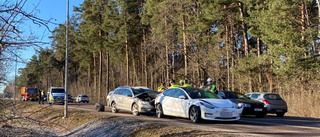 Fyra bilar i krock – rejäla plåtskador: "Påkörning bakifrån"