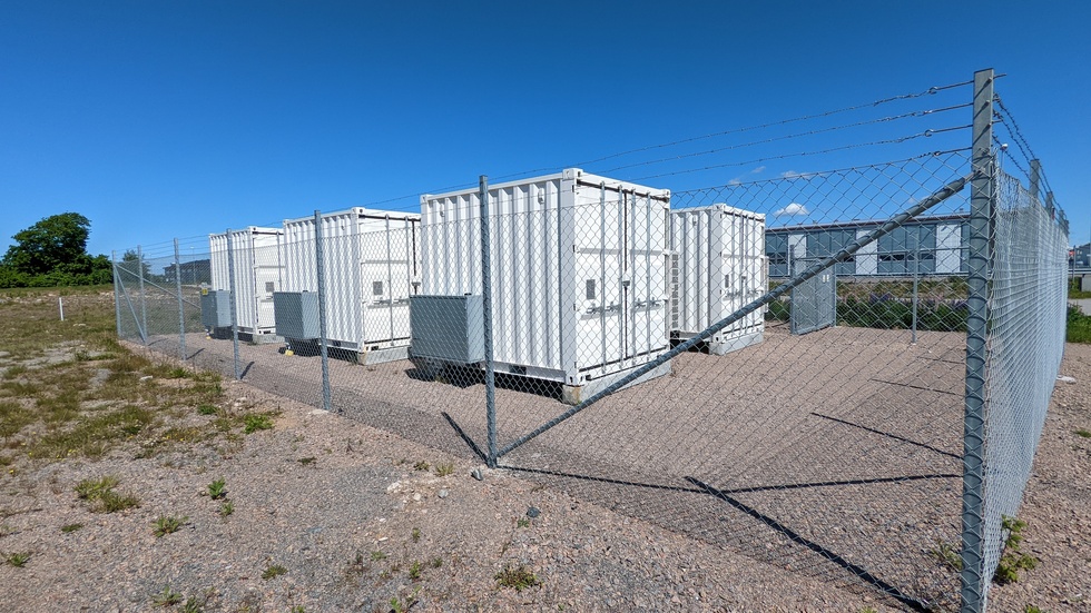 Tidigare har bygglov beviljats för ett batterilager med en kapacitet på 25 megawatt på Nyhagens industriområde i Hultsfred. Bilden visar hur ett batterilager kan se ut.