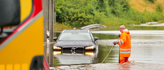 Bilar fast i vattenmassorna efter skyfall