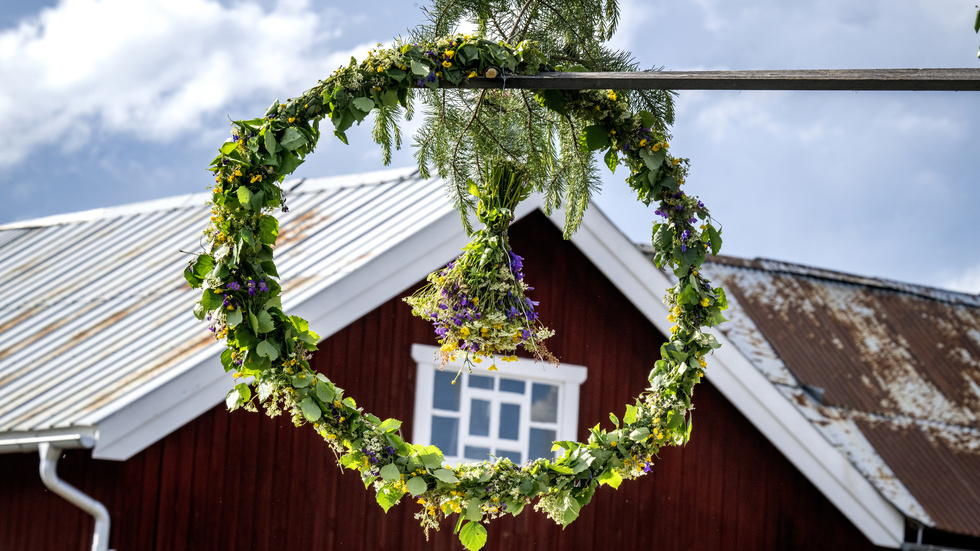 Det väntar soligt midsommarfirande i större delen av landet enligt SMHI. Bild från Sifferbo i Gagnef, där firandet traditionsenligt tjuvstartade redan i söndags.