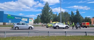 Krock mellan MC och bil i Luleå – en person till sjukvård