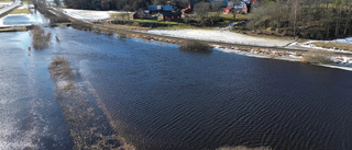 Gångtunnel översvämmad i Linköping – fara för tågrälsen vid Kisa