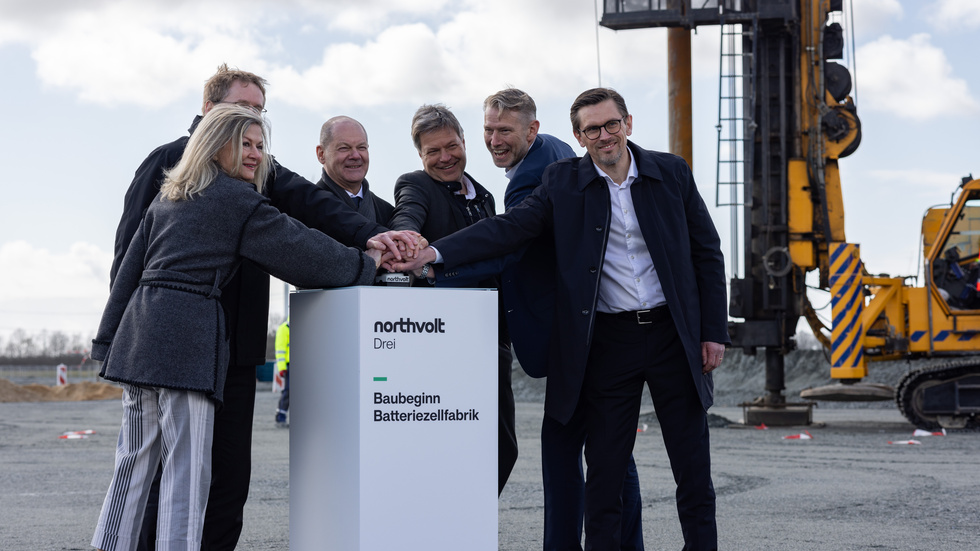 Here the button is pressed to start the construction of Northvolt Drei. In the picture from left: Veronika Wand-Danielsson, Sweden's ambassador to Germany, Daniel Günther, prime minister of Schleswig-Holstein, Olaf Scholz, chancellor of Germany, Robert Habeck, vice chancellor and minister of economy of Germany, Peter Carlsson, CEO and founder of Northvolt, and Christofer Haux, CEO of Northvolt Drei.