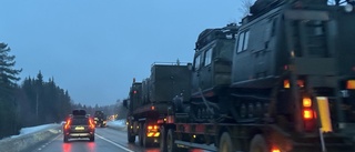 Trafikstörningar på E10 – militärfordon stoppar upp trafiken