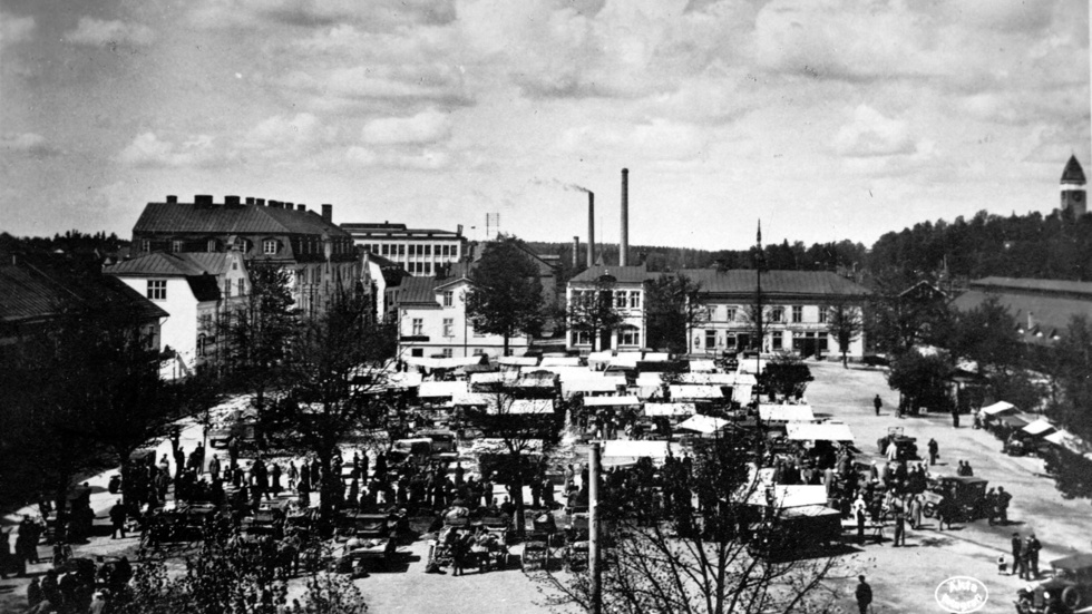 Stortorget Katrineholm, 1935. Fotot taget från terrassen på Framtidenhuset. Här är det mycket torghandel. Sådan handel är inte längre lika vanlig eller stor.