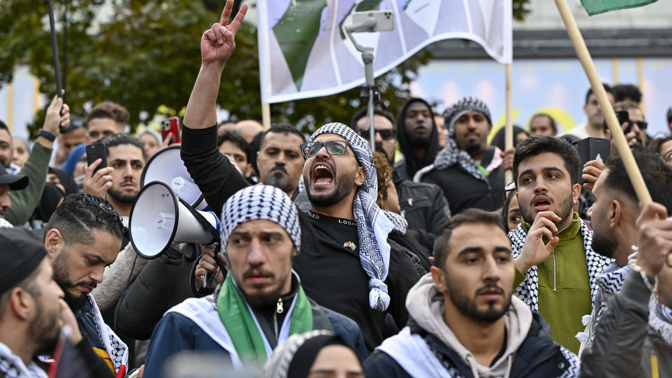 En bild från en demonstration mot Israel i Stockholm en vecka efter Hamas terrorangrepp på Israel 7 oktober 2023 ger en ögonblicksbild av hur det ser ut på gatan också här hos oss. 