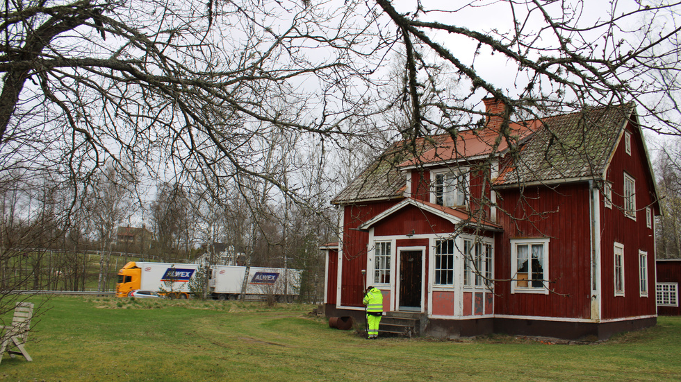 Raggarkåken direkt intill riksväg 40 i Nosshult strax utanför Vimmerby får ny ägare i maj. Kommunstyrelsen beslutade på tisdagen att sälja fastigheten för 1,2 miljoner kronor.