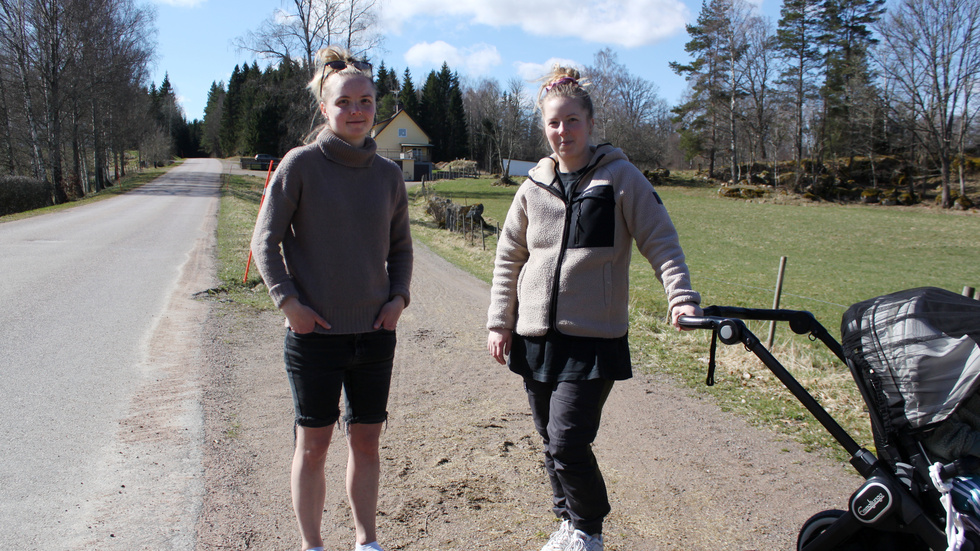 Systrarna Josefine Larsson och Nathalie Larsson, Gunnekulla, är tredje generationen som vänder sig till kommunen för att få gatubelysning. "Det är inte bara vi som bor längs vägen som använder den, det handlar om säkerhet."