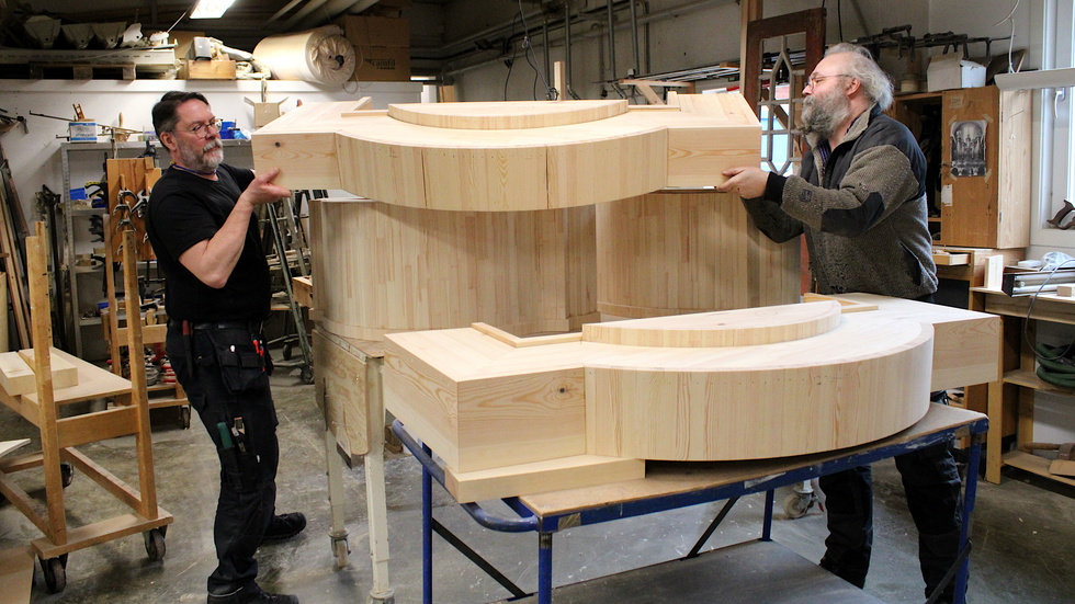 Pecka Granath och Johan Sandin visar några av orgeldelarna som tillverkats i Virserum. Allt är gjort i massivt furuträ.