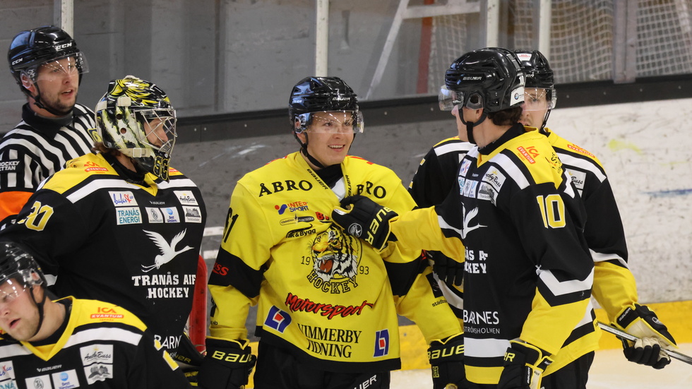 Eddie Levin inledde målskyttet för Vimmerby Hockey i mötet med Tranås, och gruffades sen lite framför mål.