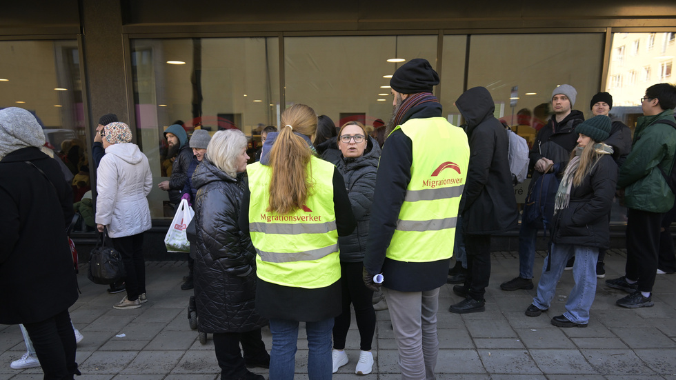 Lagförslaget var ett gott regeringsinitiativ, men just nu verkar det bara skapa fler hinder. Det skriver Khrystyna Hevchuk. Bilden visar ukrainska flyktingar utanför Migrationsverket i Sundbyberg i mars 2022.