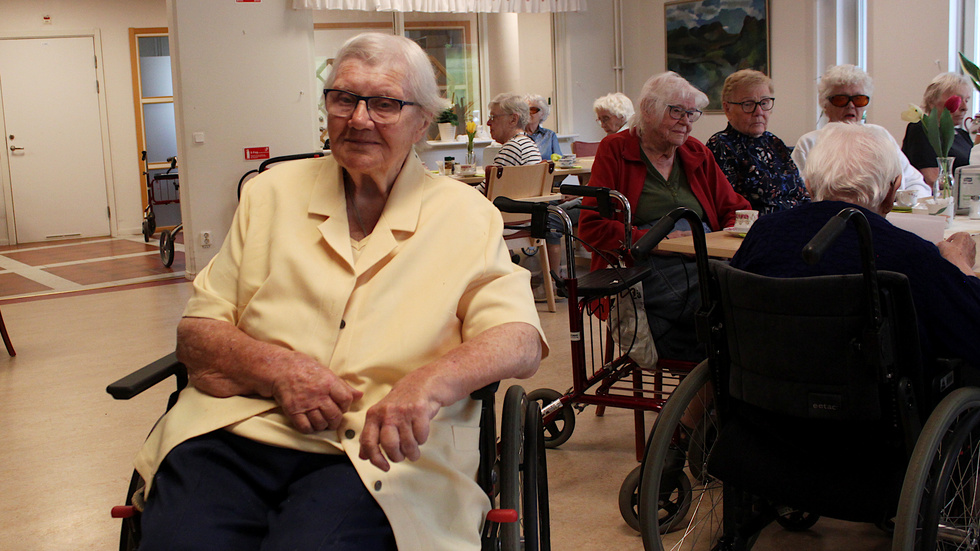 På fredagsfikat i matsalen på Granen var närtrafiken det stora samtalsämnet. Birgit Andersson, 94, säger att kylskåpet börjar bli tomt. "Jag får väl ta en taxi, men den redan dyra maten blir ännu dyrare".