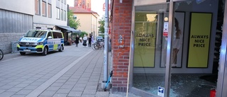 Man som föll genom butikstak i Uppsala har avlidit