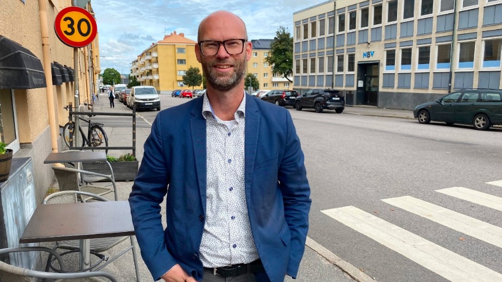 Christian Widlund är gruppledare för Centerpartiet i Norrköping. På dagens fullmäktigemöte föreslår han bland annat ett stopp för arvodeshöjningar, stopp för besparingar inom skolan och omsorgen och han säger nej till förslaget att stånga inne Inre Hamnen med en bro som inte går att öppna.