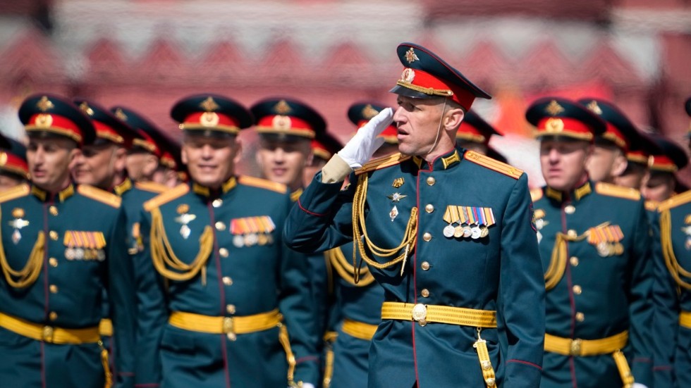 Ryska militärer under en parad i Moskva i maj. Nästa år ska de få fler kollegor, enligt ett beslut från landets president.