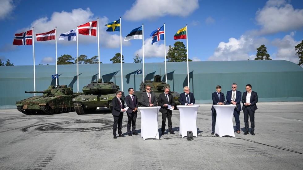 Sveriges försvarsminister Peter Hultqvist (mitten) samt övriga försvarsministrar under en pressträff på P 18, Tofta, Gotland, i samband med nordiskt-baltiskt försvarsministermöte.