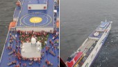 Fartyg lamslaget efter brand – 300 passagerare ska bogseras till Nynäshamn • TV: DG-färjans uppgift i räddningsarbetet