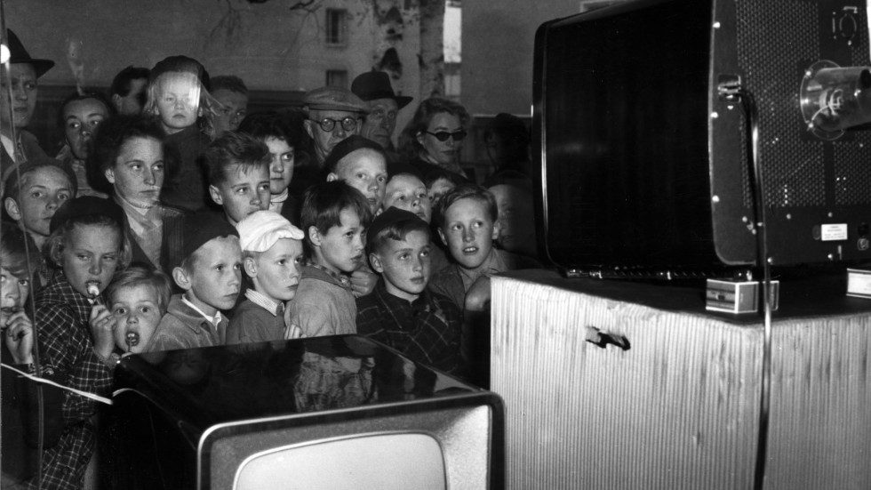 I maj 1954 presenterades nyheten om tv:n i radiobutikerna i Stockholm och skaror av nyfikna strömmade dit för att se provsändningarna – det är ett av de fotografier som nu visas på Fotografiska. Arkivbild.