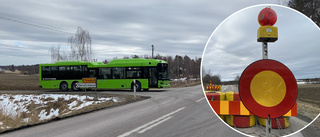 Här vänder bussen – mitt på riksvägen