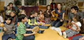 Fest på förskolan med barn från 15 länder