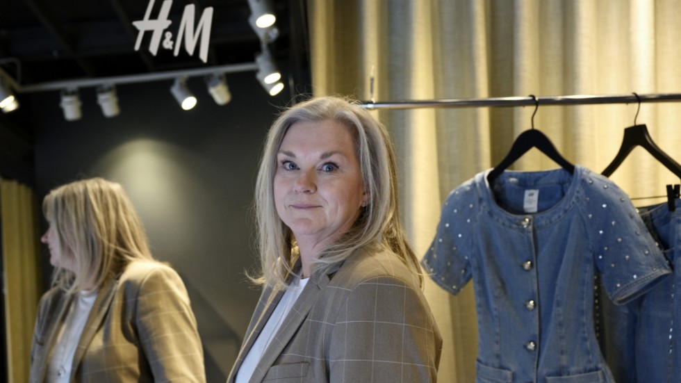 "Vi vet att det har varit och fortfarande är en tuff period för våra medarbetare. Det är naturligtvis något vi är ledsna över", säger Karin Stenström, HR-chef för H&M i Sverige, om de förkortade arbetstider och ändrade yrkesrollerna för hundratals butiksanställda.