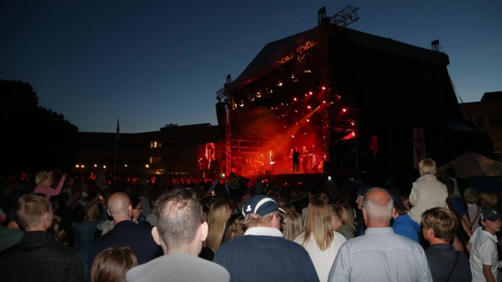 Stor publik framför Måns Zelmerlöw.