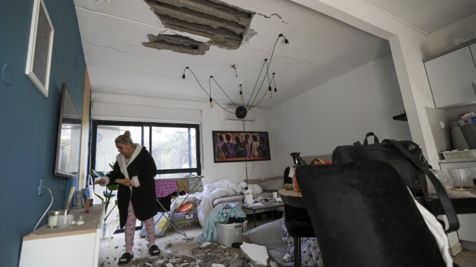 En israelisk kvinna i Sderot ser över sitt hem som tog skada av raketer som avfyrades från Gazaremsan.