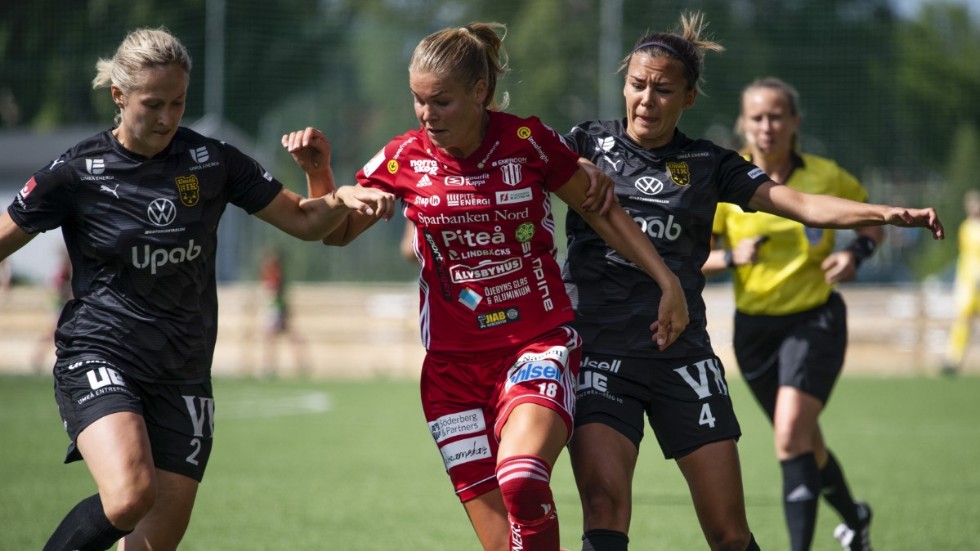 Piteås Nina Jakobsson omgiven av Umeås Sanna Kullberg och Jasmin Nejati under lördagens premiärmatch.