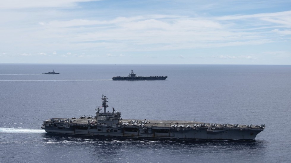 De amerikanska hangarfartygen USS Ronald Reagan och USS Nimitz i Sydkinesiska havet, 6 juli 2020. USA:s militärövning i det omtvistade vattnet har fått Peking att se rött.