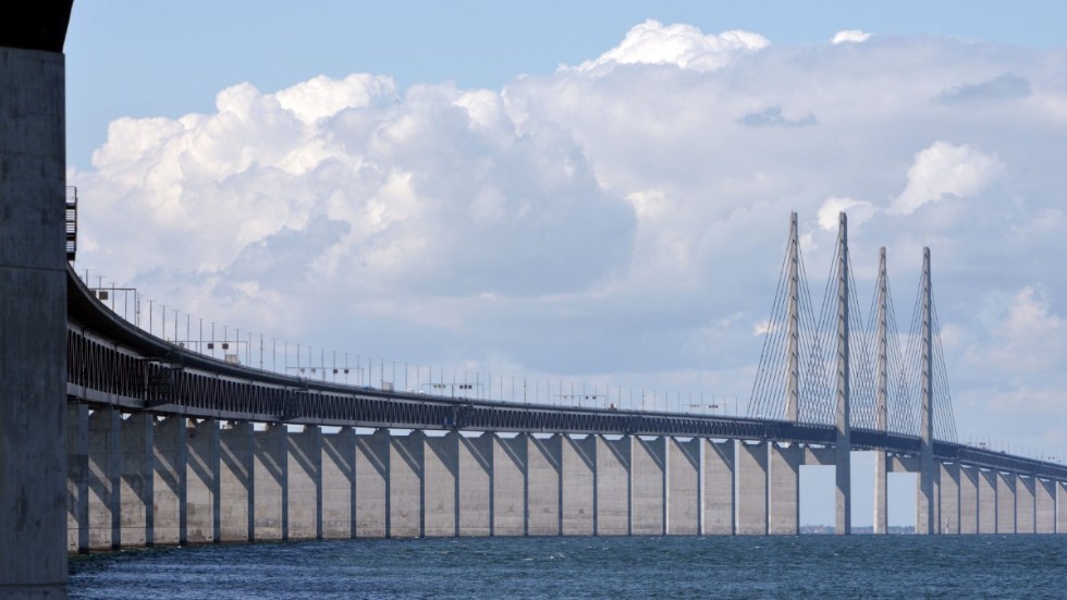 I 20 år har det på andra sidan bron funnits en dansk flaskhals för tågtrafiken mot kontinenten. Det är på väg att åtgärdas, och därmed ökar brådskan att bygga nya spår i Sverige,