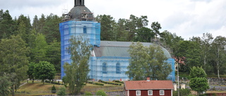 Därför är kyrkan inpackad i blå plast