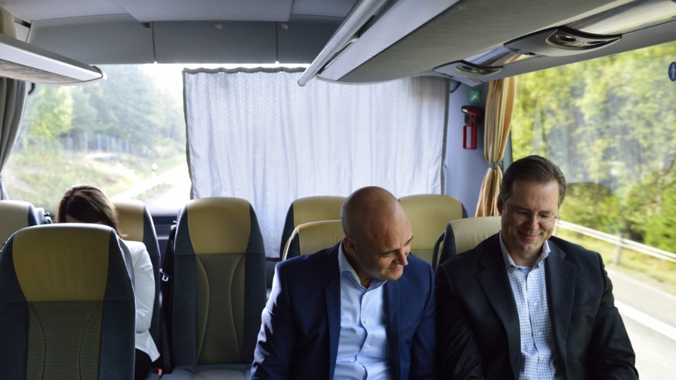 Här ser vi Fredrik Reinfeldt och Anders Borg ute på valturné i valet 2014. De åker buss på bilden men deras bestående insats i trafikpolitiken är att de svängde helt om och pläderade för höghastighetståg.