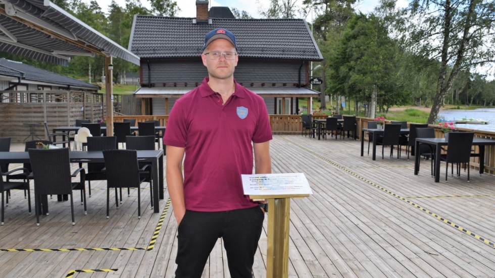 Hampus Thorstensson, en av ägarna av Vimmerby Camping har satt upp tydliga avgränsningar på uteserveringen till restaurangen. Det Finns även en skylt med information. 