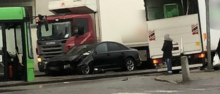 Olycka i centrala Eskilstuna – bil mejade ner stolpe