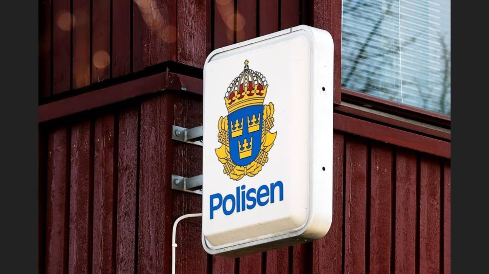 En man är anhållen för olaga frihetsberövande efter att ha bundit sin minderåriga son, enligt Anders Hultman vid polisen i Oskarshamn. 