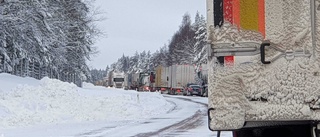 Efter flera timmars trafikstockning på E4 vid Hökmark • lastbil bärgas – Trafikverket: ”Ytterst beklagligt” 