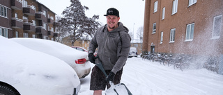 Snö i mängder – då skottar killen fram bilen i shorts