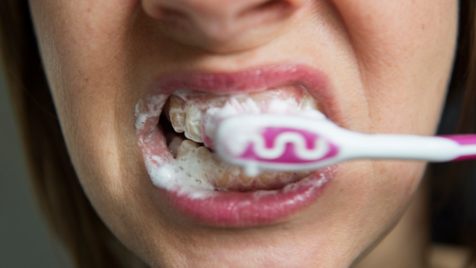 Bättre att borsta tänderna ordentligt än att skölja med fluor, menar insändarskribenten.